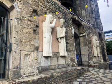 Antika kırmızı sertleştirilmiş tuğla duvar. Eski bir binanın duvarının bir parçası.