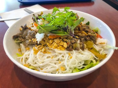 Makarna ve et ile lezzetli baharatlı Çin yemekleri