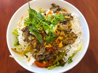 Makarna ve et ile lezzetli baharatlı Çin yemekleri