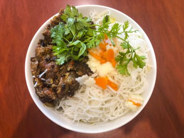 Makarna ve et ile lezzetli baharatlı Çin yemekleri