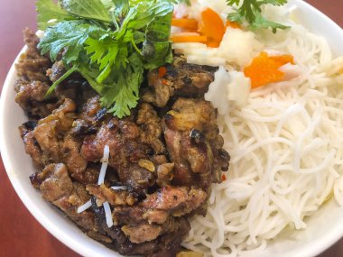 Makarna ve et ile lezzetli baharatlı Çin yemekleri