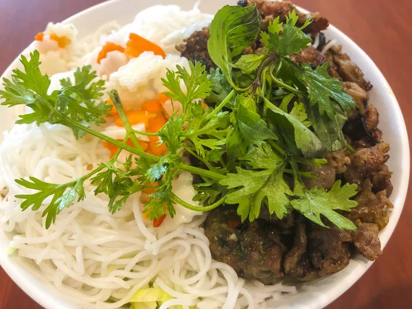 Makarna ve et ile lezzetli baharatlı Çin yemekleri