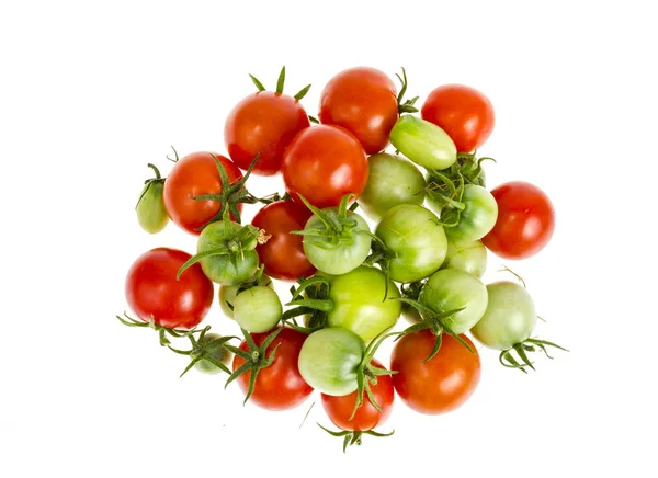 Pequeno bando de tomates maduros vermelhos e verdes não maduros isolados no fundo branco — Fotografia de Stock