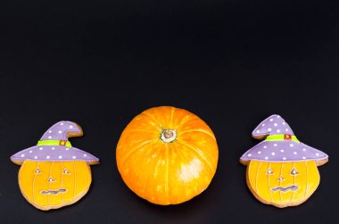 Siyah arka planda Cadılar Bayramı zencefilli kurabiye. Fotoğraf