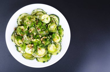 Yeşil yeşillik, sarımsak ve ceviz ile kızarmış kabak. 