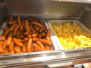 Lezzetli kahvaltı: pişmiş omlet ve haşlanmış sosis.