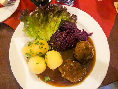 Lezzetli haşlanmış et, kırmızı lahana ve patates köfte