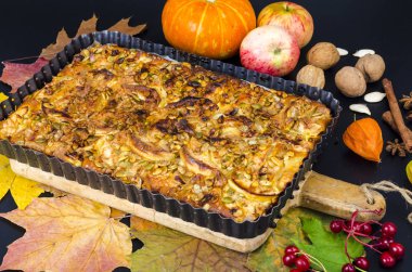 Fındık ve kabak çekirdeği ile ev yapımı elmalı turta. 