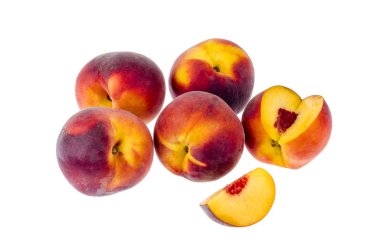 Beyaz arka plan üzerinde izole birkaç olgun tatlı şeftali. 
