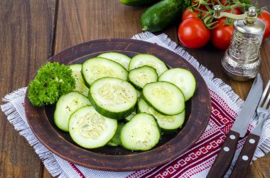 Taze salatalık dilimleri vejetaryen diyet salatası.