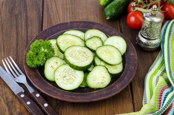 Вегетаріанська дієта салат з свіжих скибочок огірків. — стокове фото
