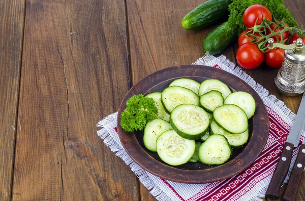 Вегетаріанська дієта салат з свіжих скибочок огірків. — стокове фото