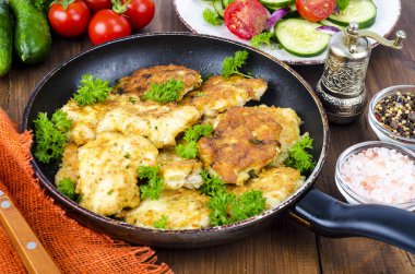 Tavada kızarmış et li krep, sebze, ahşap arka plan