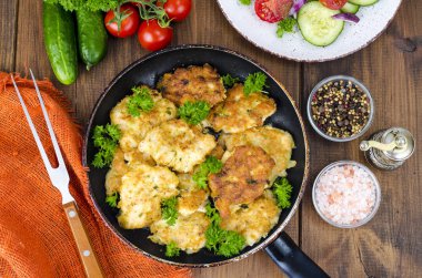 Tavada kızarmış et li krep, sebze, ahşap arka plan