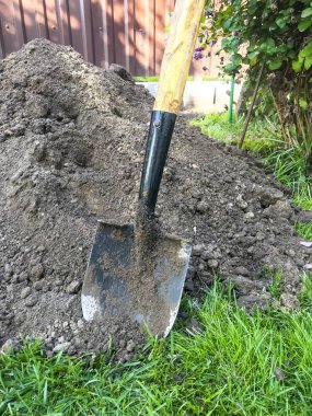 Siyah toprak kirli kürek, bahçe işi