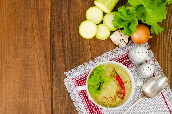 Пряный вегетарианский овощной суп пюре зеленого цвета, здоровое питание . — стоковое фото