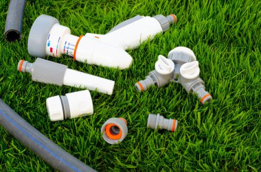 Bahçeyi otomatik sulamak için plastik ve hortum. Stüdyo Fotoğrafı