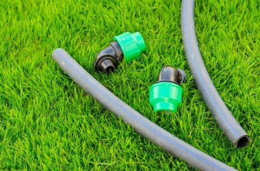 Bahçeyi otomatik sulamak için plastik ve hortum. Stüdyo Fotoğrafı
