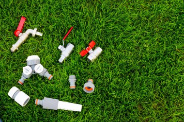 Plastik, sulama kutusu, bahçeyi sulamak için hortum, çimen. Stüdyo Fotoğrafı
