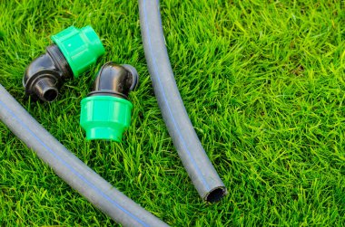 Bahçeyi otomatik sulamak için plastik ve hortum. Stüdyo Fotoğrafı