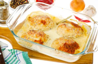 Et tabakları, beyaz soslu pirzolalar. Stüdyo Fotoğrafı