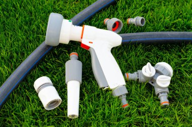 Bahçeyi otomatik sulamak için plastik ve hortum. Stüdyo Fotoğrafı