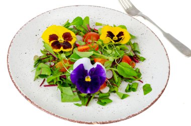 Beyaz arka planda yenilebilir çiçekli sebze salatası. Stüdyo Fotoğrafı