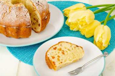 Ev yapımı kekler, beyaz ahşap masada sarı laleler. Stüdyo Fotoğrafı