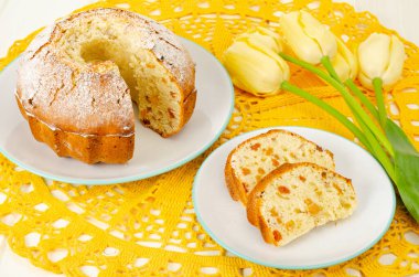 Ev yapımı kekler, beyaz ahşap masada sarı laleler. Stüdyo Fotoğrafı