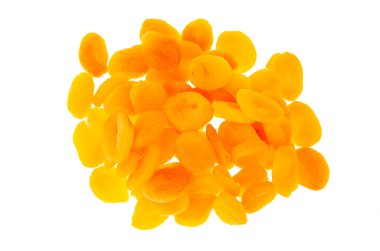 Beyaz arka planda izole edilmiş portakallı kurutulmuş tatlı kayısı yığını. Stüdyo Fotoğrafı