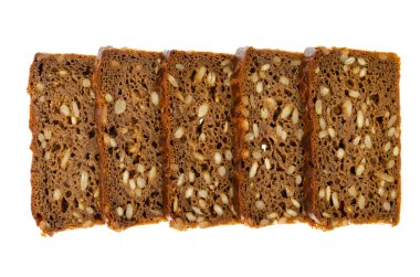 Beyaz arka planda izole edilmiş ayçiçeği tohumlu kahverengi çavdar ekmeği dilimleri. Stüdyo Fotoğrafı