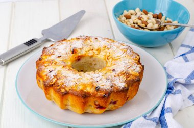 Beyaz ahşap masada fındıklı ev yapımı kek, peçete. Stüdyo Fotoğrafı