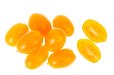 Beyaz arka planda oval sarı domatesler. Fotoğraf.