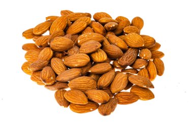 Lezzetli ve sağlıklı soyulmuş bademler beyaza izole edilmiş.
