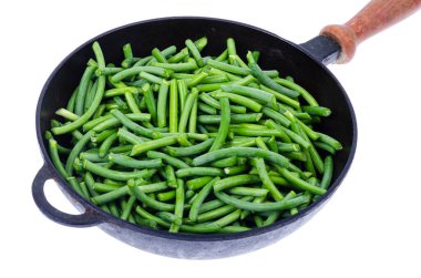 Kızartma tavasında taze taze fasulye. Stüdyo Fotoğrafı