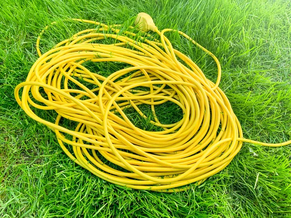 绿色草地上的黄色电缆 工作室照片 — 图库照片