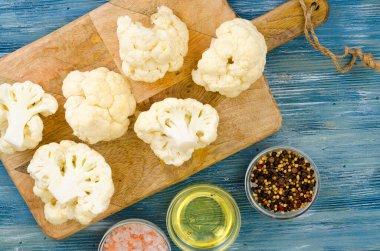 Mutfak tahtasındaki taze karnabahar enfeksiyonları. Stüdyo Fotoğrafı