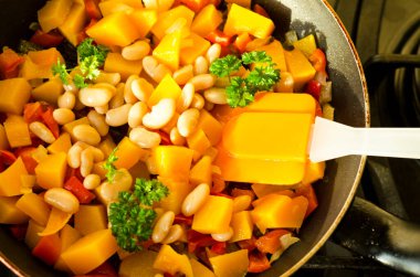 Kabaklı sebze güveci ve tavada beyaz fasulye. Stüdyo Fotoğrafı