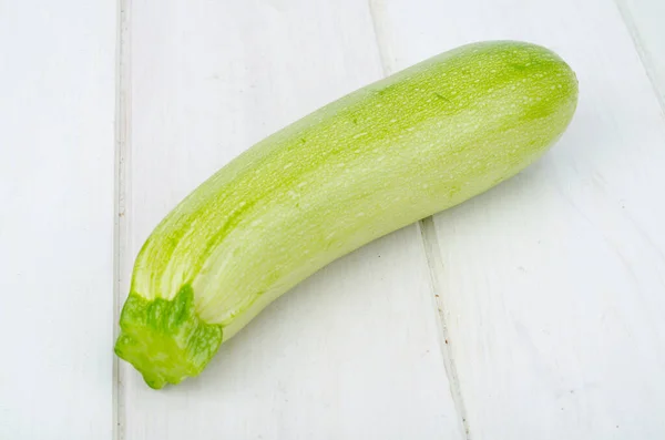 Grüne Junge Frische Zucchini Auf Einem Holztisch Zum Kochen Studioaufnahme — Stockfoto