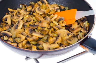 Beyaz tabakta kızarmış şampiyonlarla tava. Stüdyo Fotoğrafı