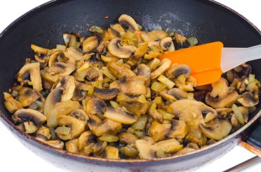 Beyaz tabakta kızarmış şampiyonlarla tava. Stüdyo Fotoğrafı