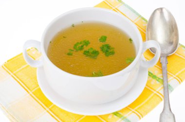 Beyaz tabakta bitkilerle şeffaf et suyu. Stüdyo Fotoğrafı