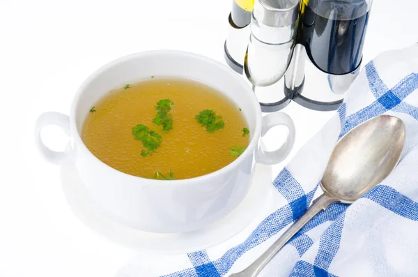 Brodo Carne Trasparente Con Erbe Piatto Bianco Studio Foto — Foto Stock