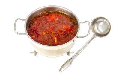 Beyaz arka planda sebze pancar çorbası ile tencere. Stüdyo Fotoğrafı