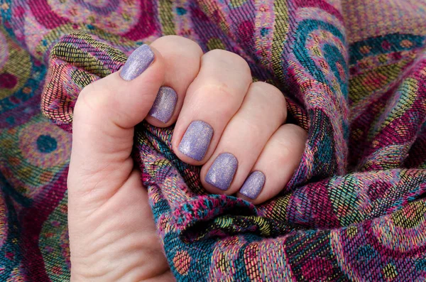 Ręka Dorosłej Kobiety Pomalowanymi Paznokciami Manicure Lakier Paznokci Studio Zdjęcie — Zdjęcie stockowe