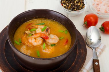 Baharatlı Tayland karides çorbası. Stüdyo Fotoğrafı