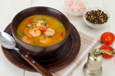 Baharatlı Tayland karides çorbası. Stüdyo Fotoğrafı