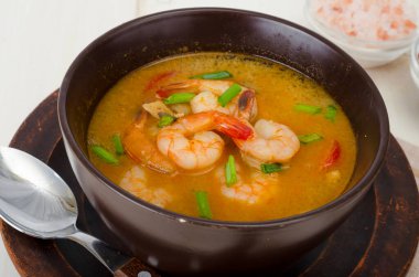 Baharatlı Tayland karides çorbası. Stüdyo Fotoğrafı