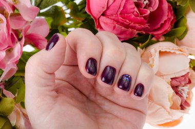 Tırnakları boyalı, manikürlü, ojeli yetişkin bir kadının eli. Stüdyo Fotoğrafı