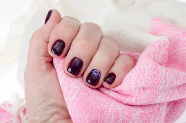 Mão Uma Mulher Adulta Com Unhas Pintadas Manicure Esmalte Foto — Fotografia de Stock